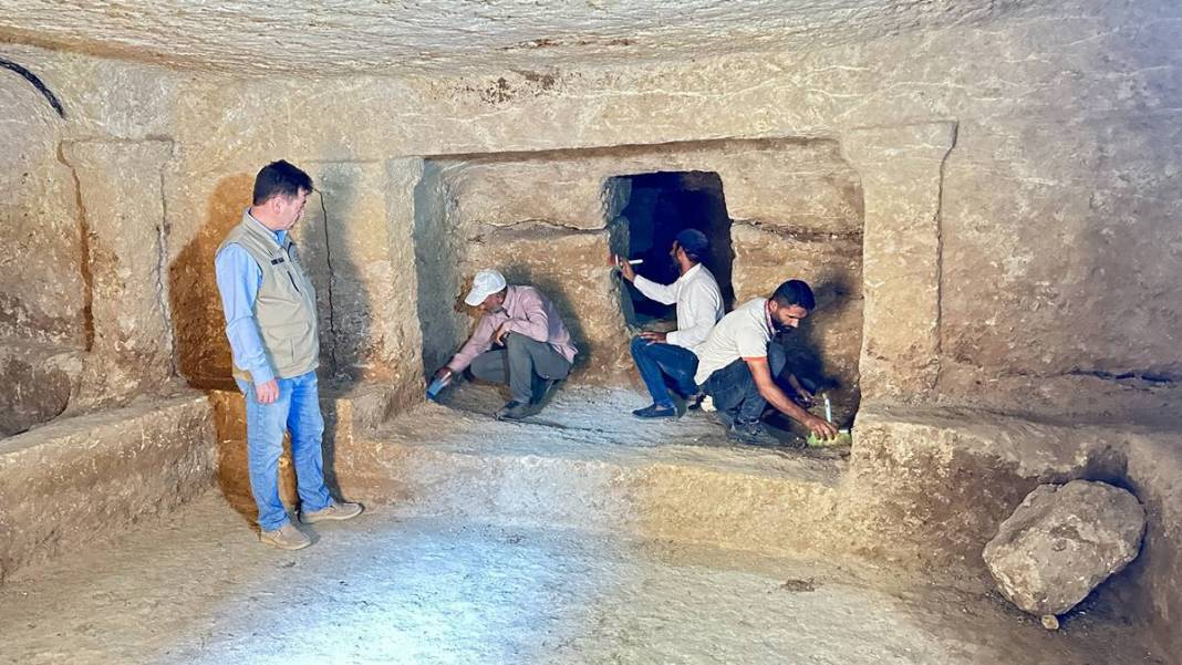 Kaçak kazı yaparken öyle bir şeye denk geldiler ki az kalsın çarpılıyorlardı! Yetkililer, iş üstündeyken yakaladı 12